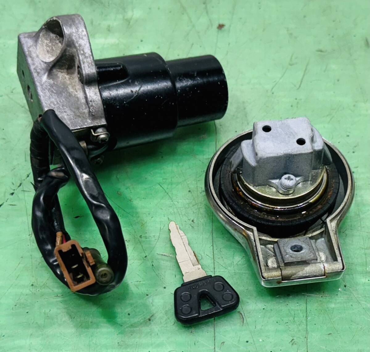 SR400 1JR 純正キー メインスイッチ タンクキャップ 純正鍵付き(ヤマハ