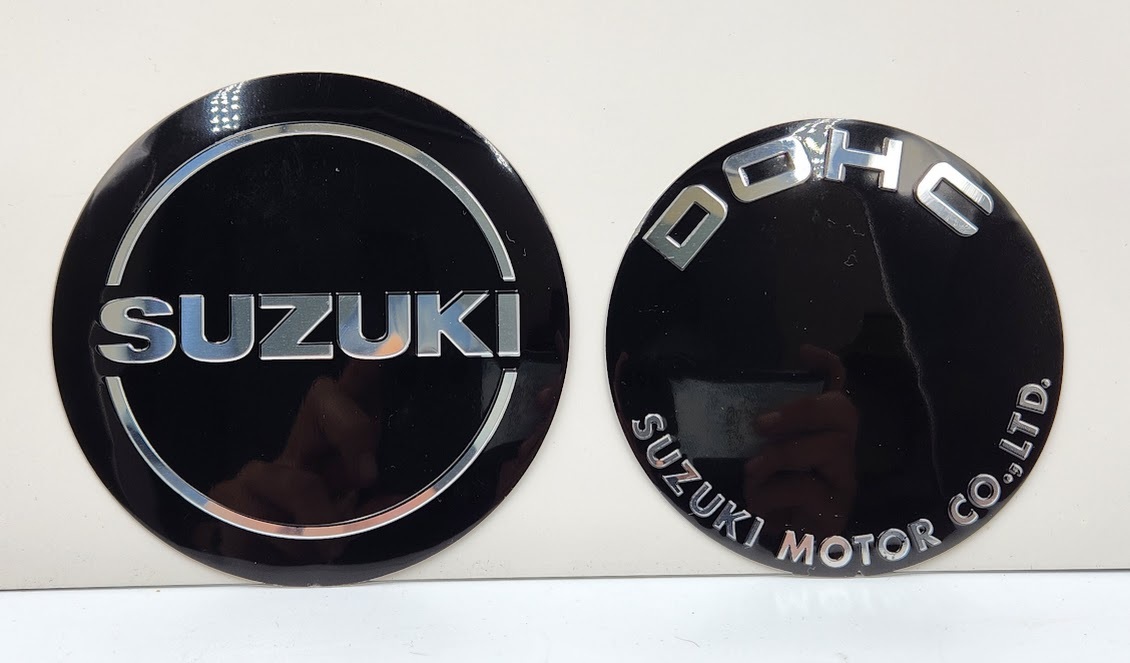 GS400スズキポイントダイナモカバーエンブレムシルバー２枚セット送料込み SUZUKI ポイント ダイナモカバー シルバーエンブレム ステッカー2枚