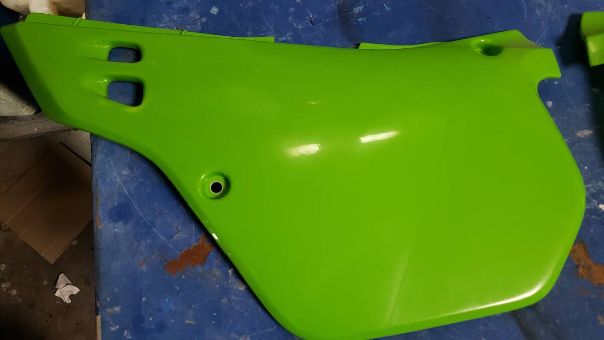 kawasaki KDX125 サイドカバー左右、デカール左右の未使用品 販売終了