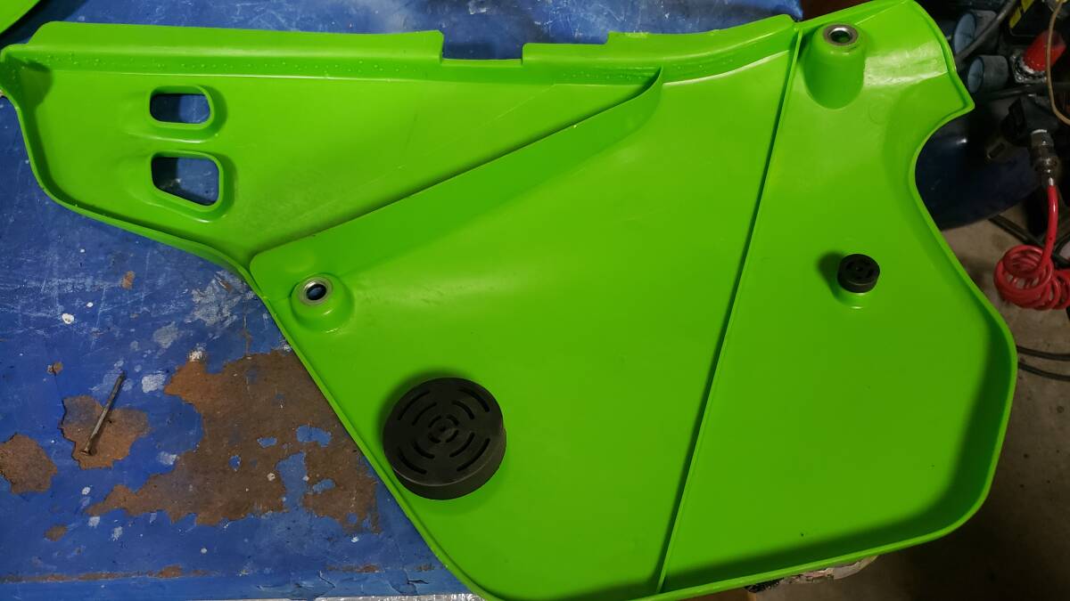 kawasaki KDX125 サイドカバー左右、デカール左右の未使用品 販売終了