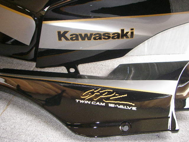 GPZ900R用サイドカバー文字ステッカー A7 GPZ900R | スピード