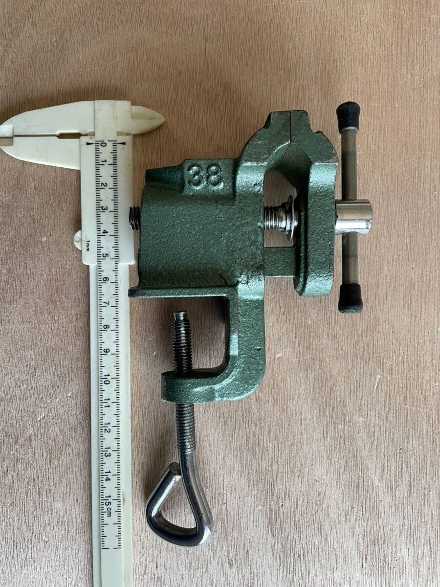 使用した 鉄製ミニ万力 表記38 小型マンリキ バイス 口幅約40ミリ 最大開口約43ミリ 訳ありテーブルに固定部品紛失 _1