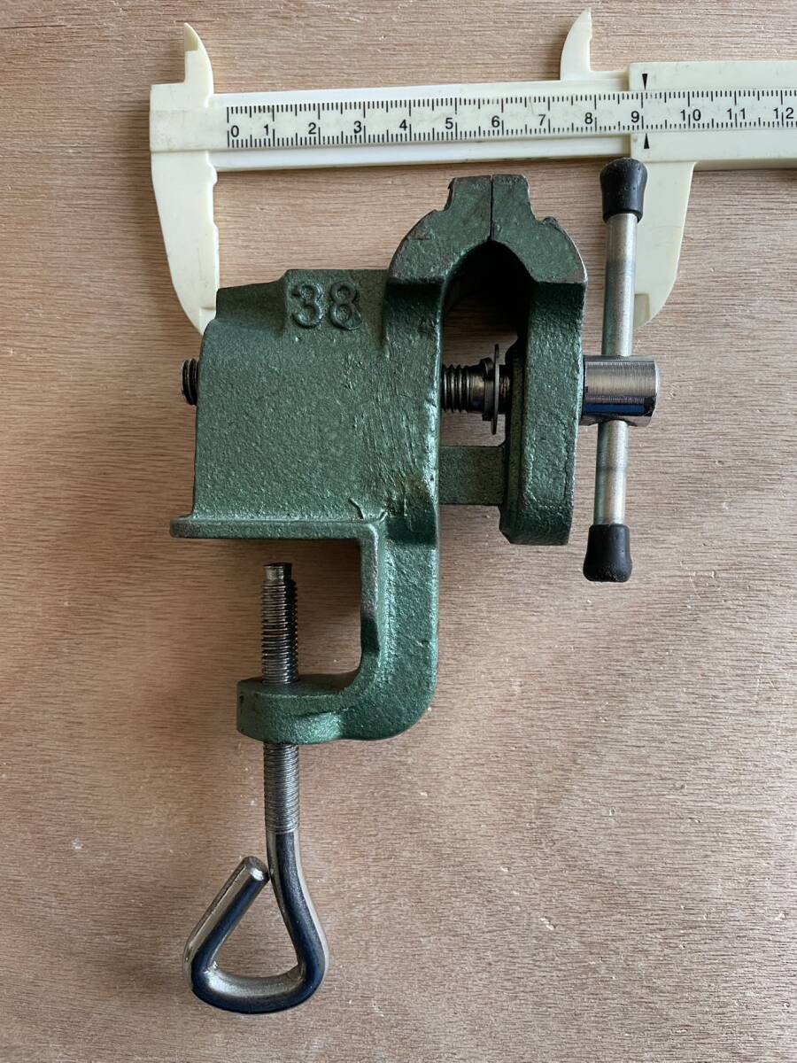 使用した 鉄製ミニ万力 表記38 小型マンリキ バイス 口幅約40ミリ 最大開口約43ミリ 訳ありテーブルに固定部品紛失 _2