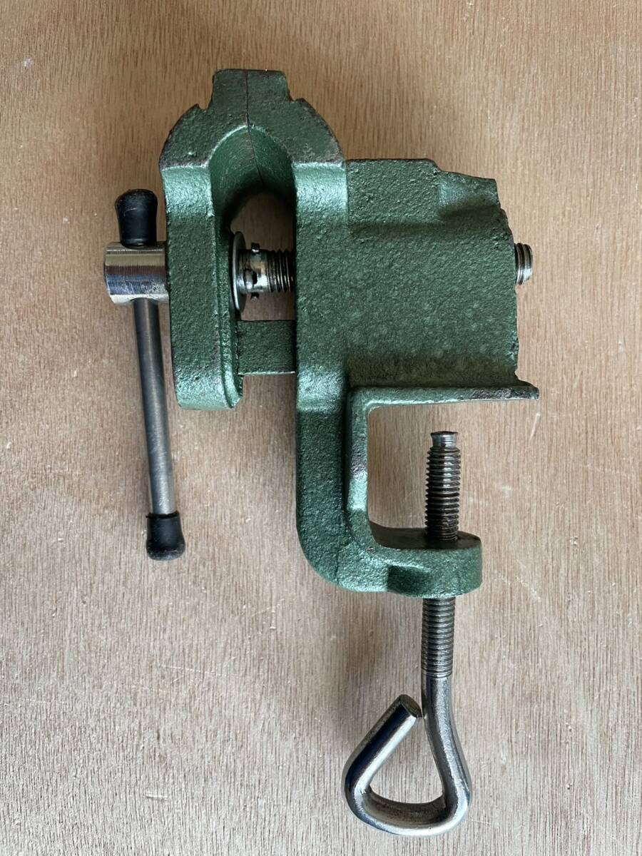 使用した 鉄製ミニ万力 表記38 小型マンリキ バイス 口幅約40ミリ 最大開口約43ミリ 訳ありテーブルに固定部品紛失 _3