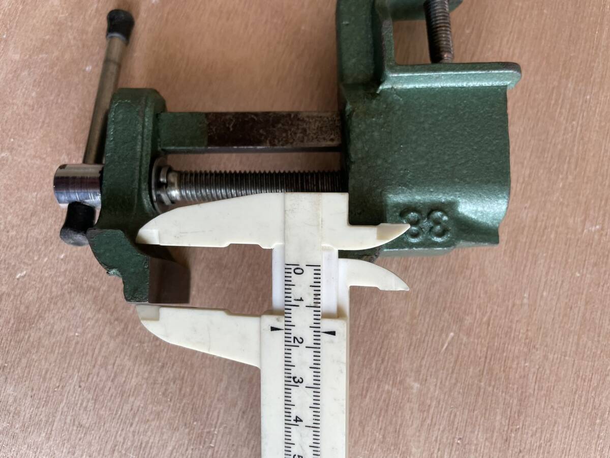 使用した 鉄製ミニ万力 表記38 小型マンリキ バイス 口幅約40ミリ 最大開口約43ミリ 訳ありテーブルに固定部品紛失 _5