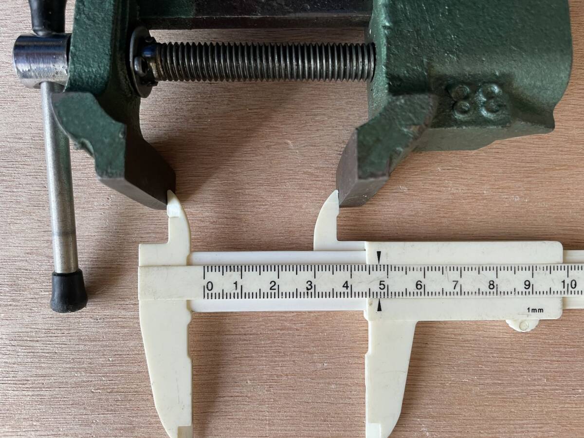 使用した 鉄製ミニ万力 表記38 小型マンリキ バイス 口幅約40ミリ 最大開口約43ミリ 訳ありテーブルに固定部品紛失 _6