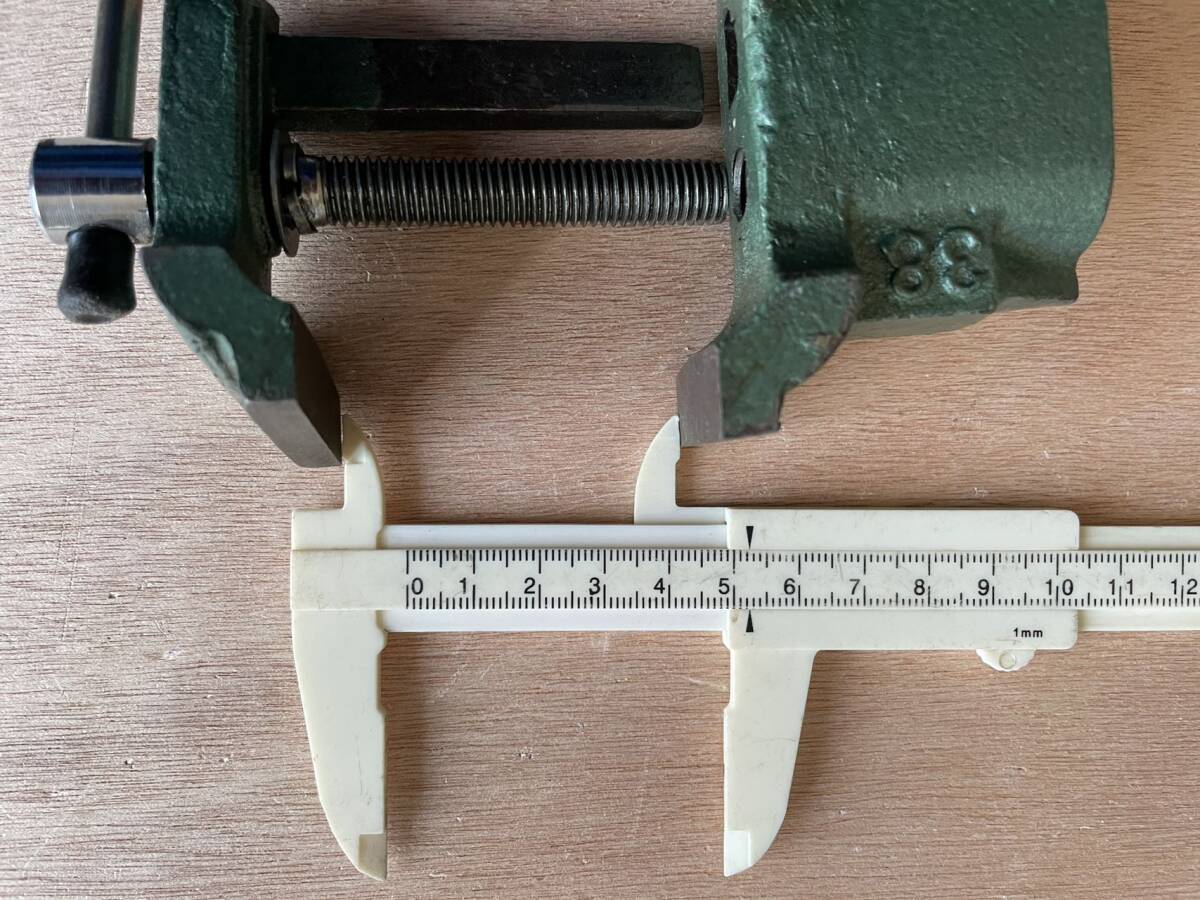 使用した 鉄製ミニ万力 表記38 小型マンリキ バイス 口幅約40ミリ 最大開口約43ミリ 訳ありテーブルに固定部品紛失 _7