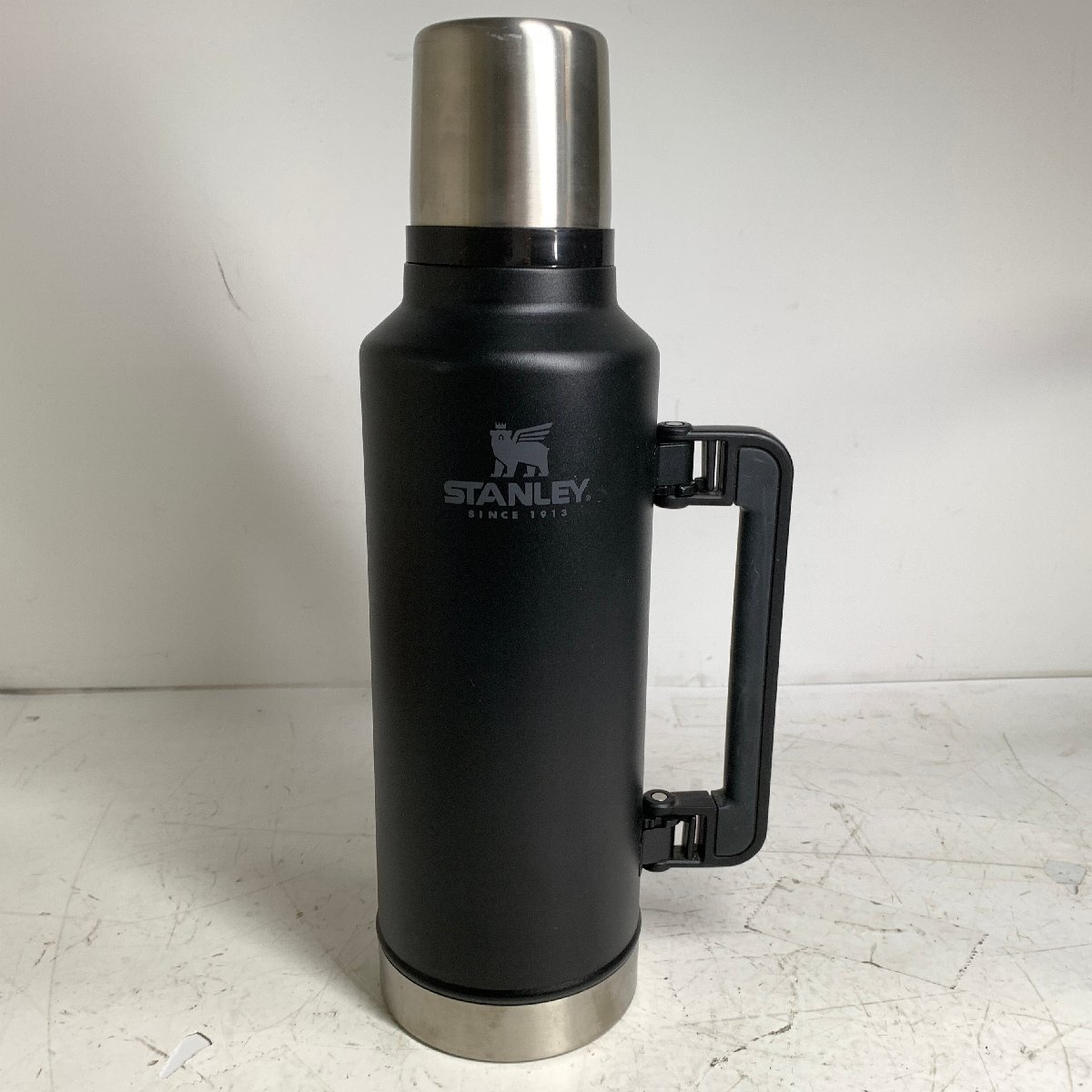 f001 E スタンレー STANLEY 10-07934-072 クラシック 真空ボトル 1.9L グリップ付き 大容量 ステンレス 水筒 保冷 保温 マイボトル_1