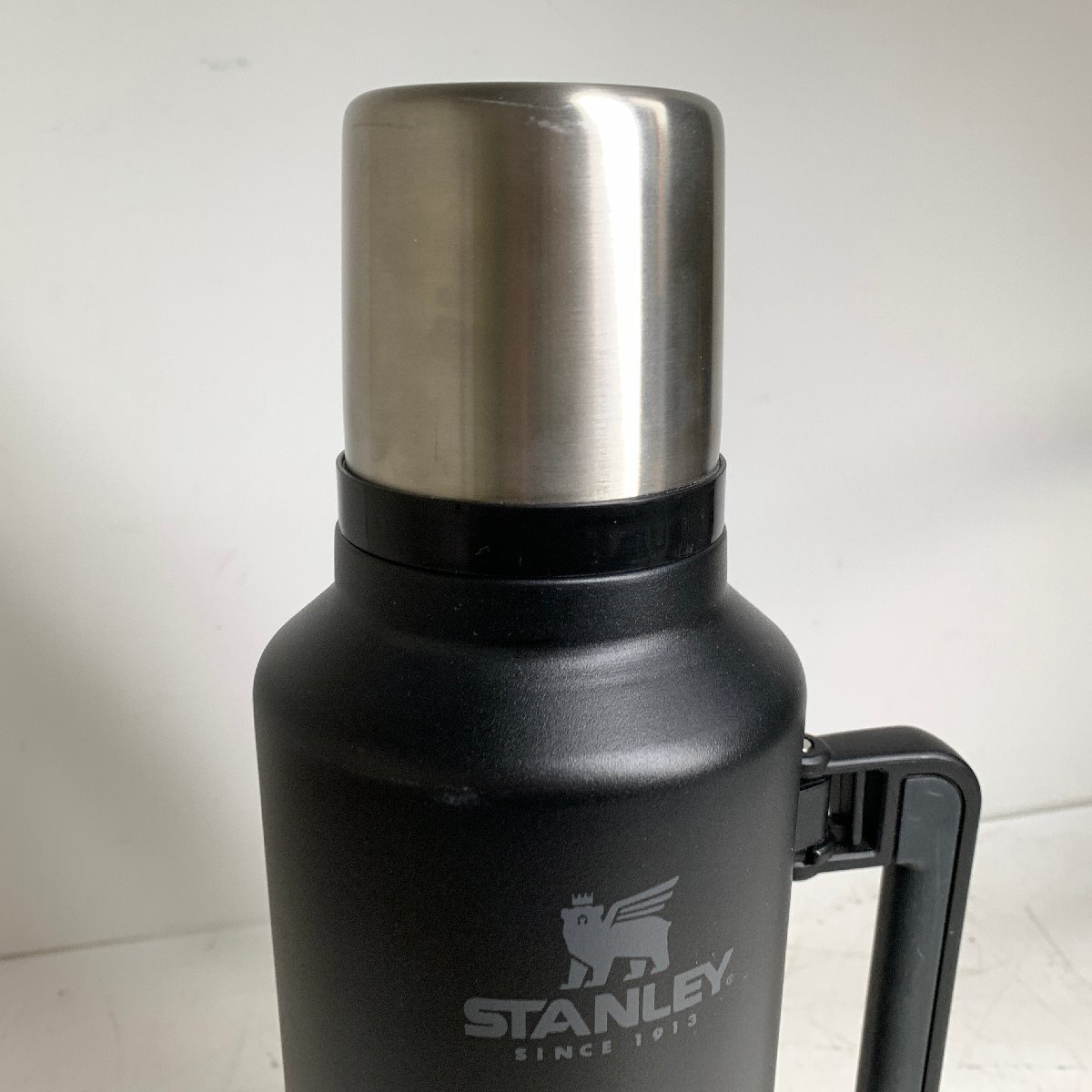 f001 E スタンレー STANLEY 10-07934-072 クラシック 真空ボトル 1.9L グリップ付き 大容量 ステンレス 水筒 保冷 保温 マイボトル_2