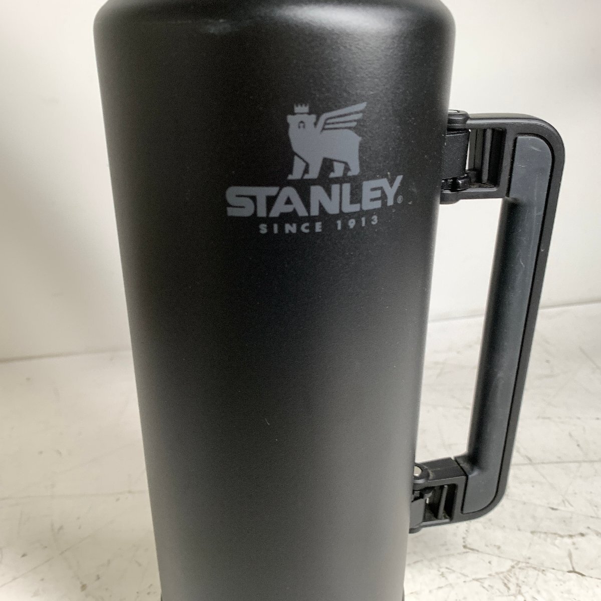 f001 E スタンレー STANLEY 10-07934-072 クラシック 真空ボトル 1.9L グリップ付き 大容量 ステンレス 水筒 保冷 保温 マイボトル_3