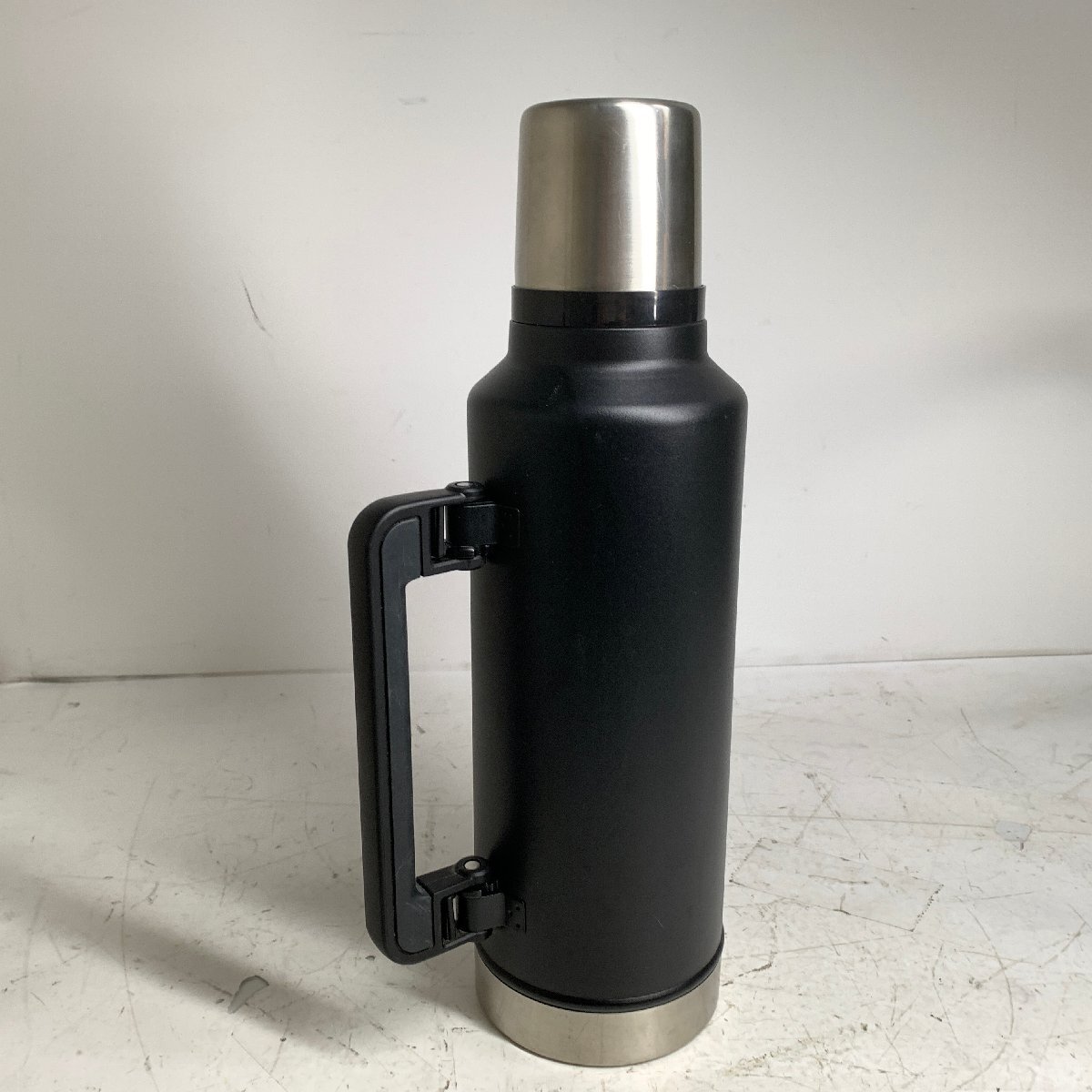 f001 E スタンレー STANLEY 10-07934-072 クラシック 真空ボトル 1.9L グリップ付き 大容量 ステンレス 水筒 保冷 保温 マイボトル_5