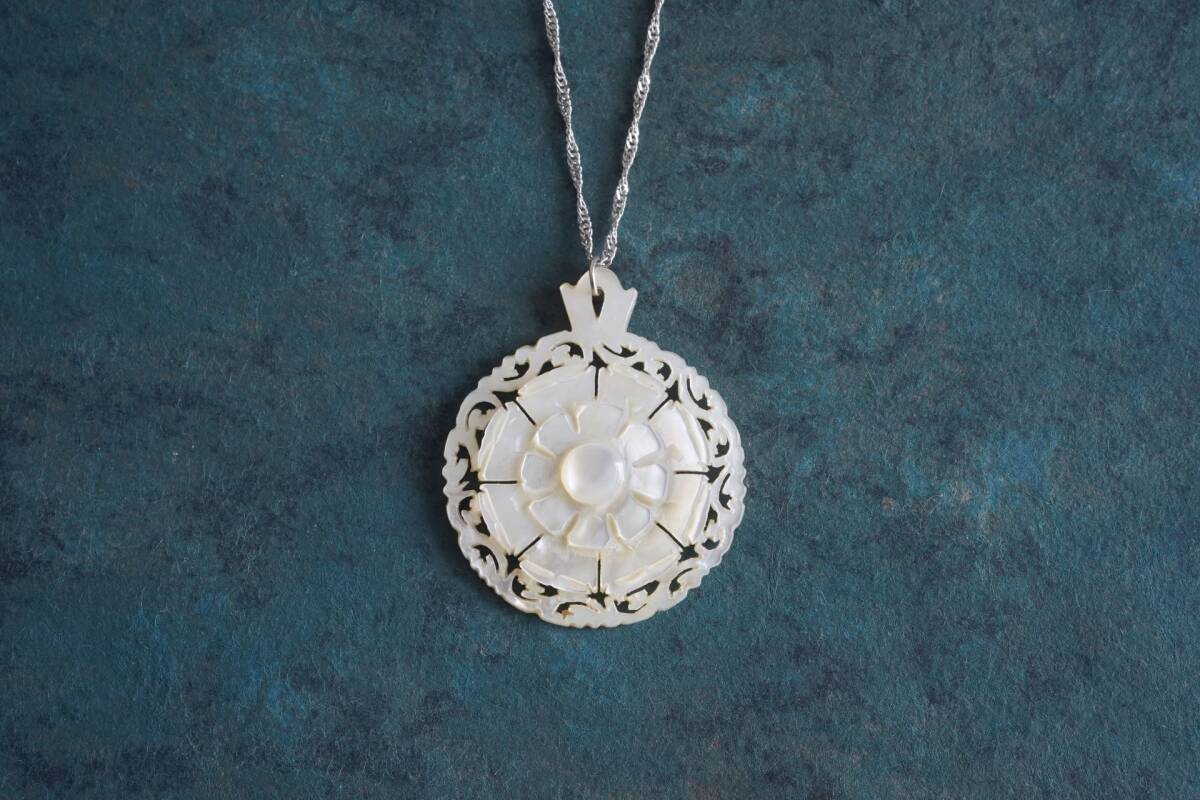 ヴィンテージ 貝細工のペンダント ベツレヘムパール アクセサリー 花柄 