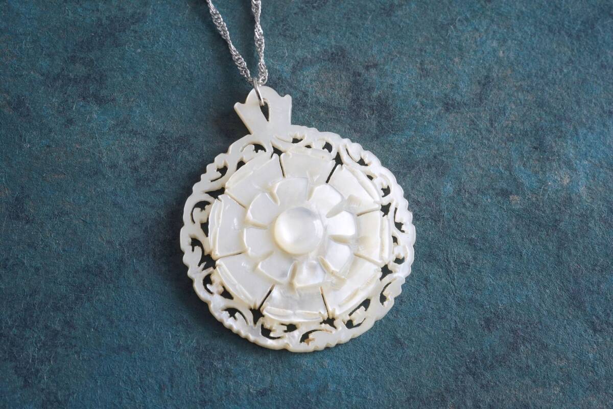 ヴィンテージ 貝細工のペンダント ベツレヘムパール アクセサリー 花柄 