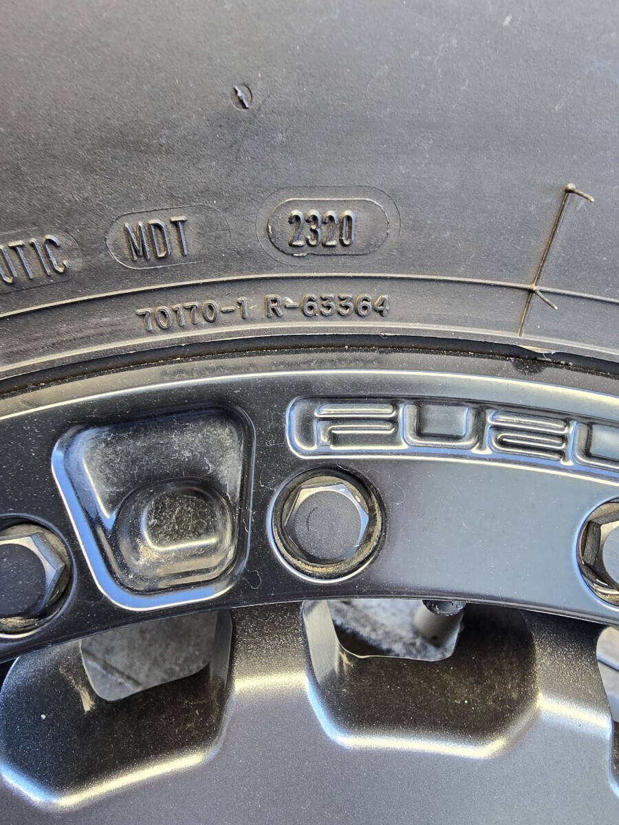 美品FUELホイールタイヤセット17x8　ディックシーペック37x12.50R17　5本セット JK JLラングラーに!!!!_4