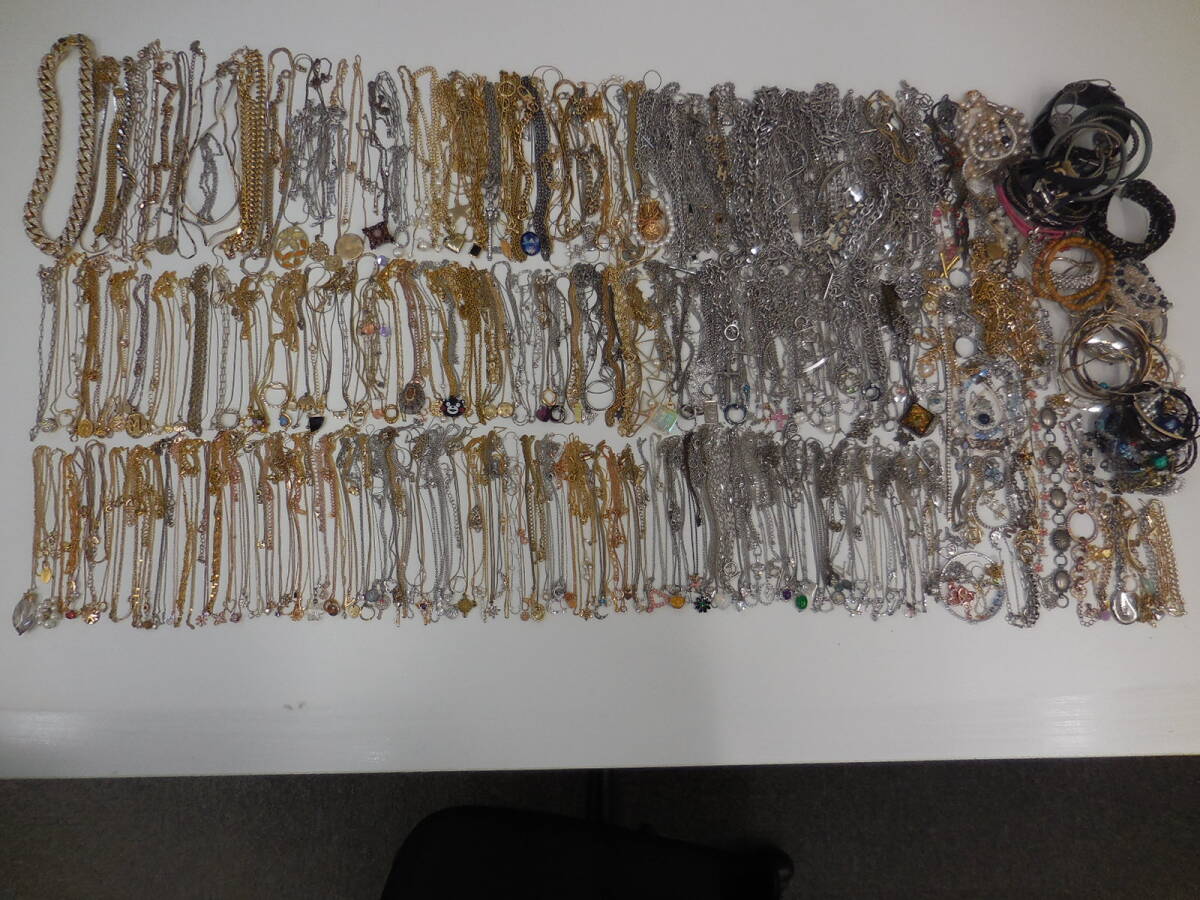 メッキ アクセサリー おまとめ 重さ約3㎏ ネックレス ブレスレット バングル イミテーション ジャンク_1