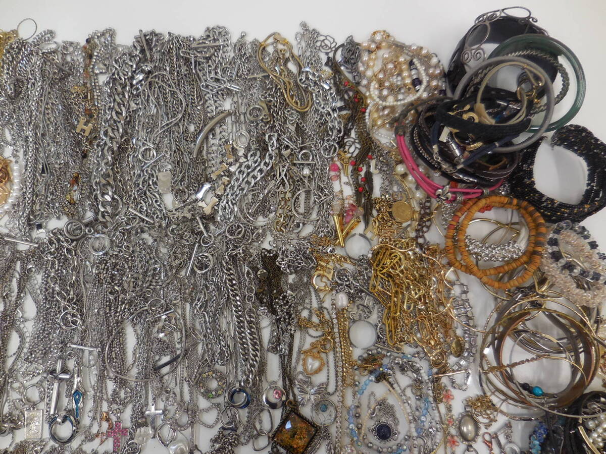メッキ アクセサリー おまとめ 重さ約3㎏ ネックレス ブレスレット バングル イミテーション ジャンク_8