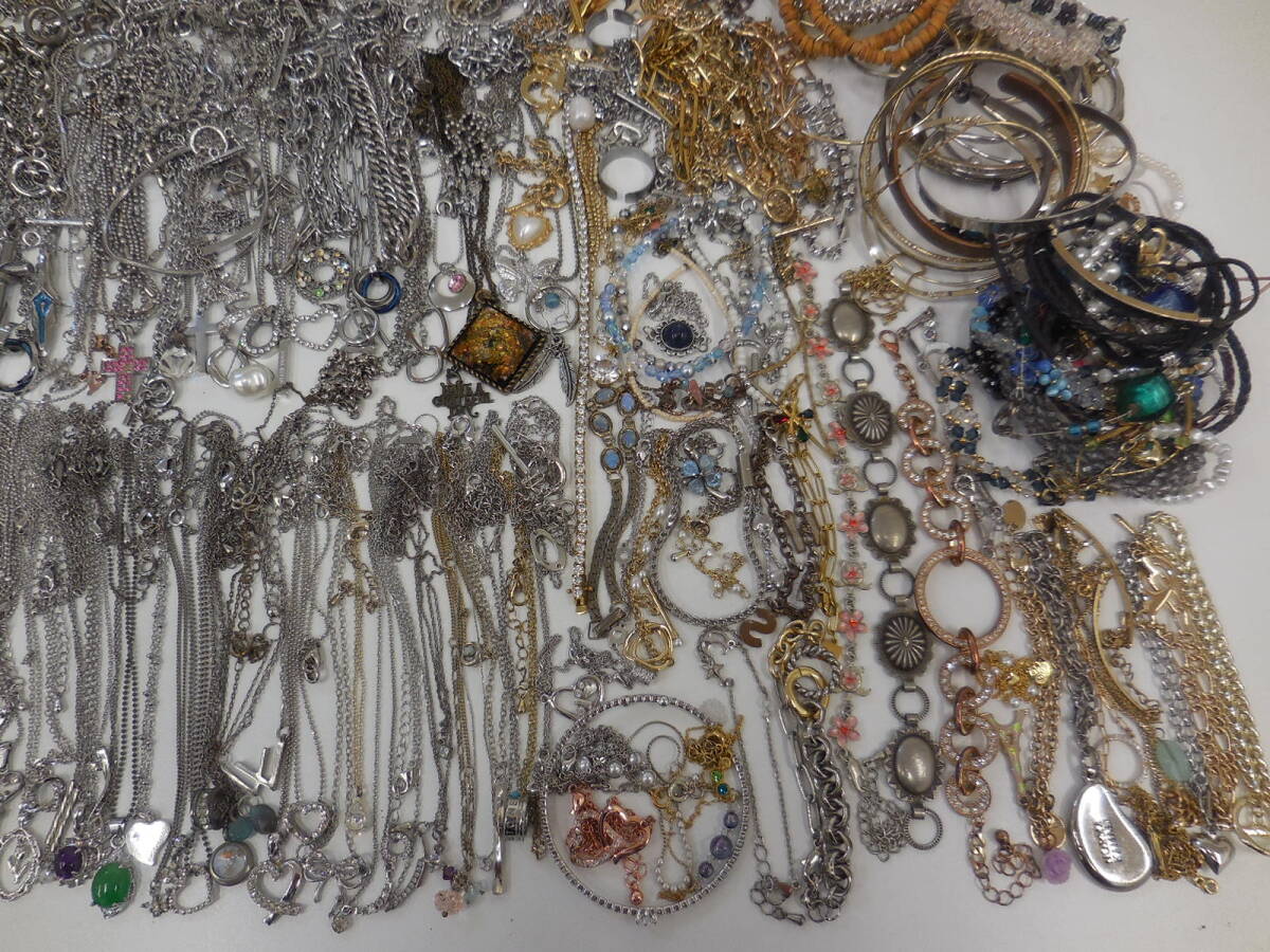メッキ アクセサリー おまとめ 重さ約3㎏ ネックレス ブレスレット バングル イミテーション ジャンク_9