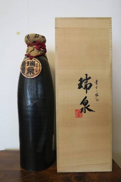 沖縄 琉球泡盛 古酒 「瑞泉」 43度 鬼の腕 焼締陶器 田里博 木箱