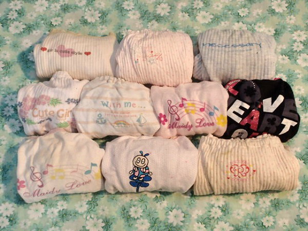 お尻に1ポイントが有ります.ティーンズのショーツ10枚です.A138