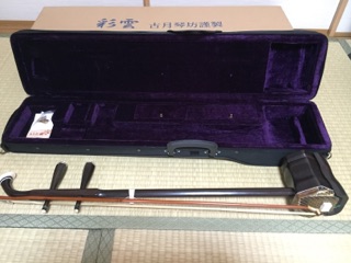 【良品】二胡 彩雲 ER-400 ケース付 入門用 中国楽器 弓・付属品一式 送料込】二胡 彩雲 ER-400 ケース付 良品二胡 彩雲 ER-400 ケース付