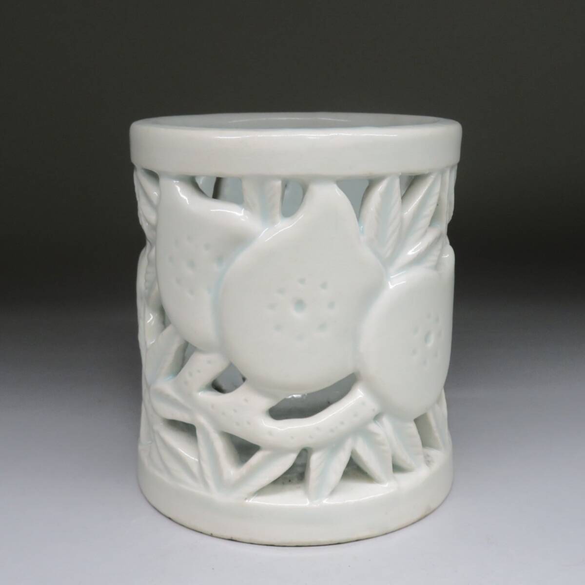 李朝/高麗 特集出品】李朝白磁透かし彫り桃紋筆筒 朝鮮古陶磁器/李朝