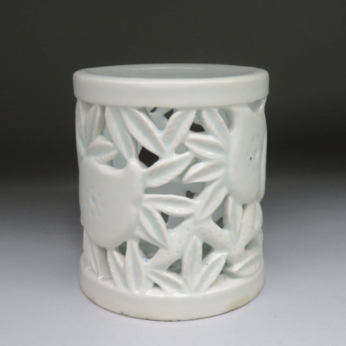 古民芸　古竹製　透かし彫唐草文　柄杓　アイヌ李朝　M　R5953 李朝/高麗 特集出品】李朝白磁透かし彫り桃紋筆筒 朝鮮古陶磁器/李朝