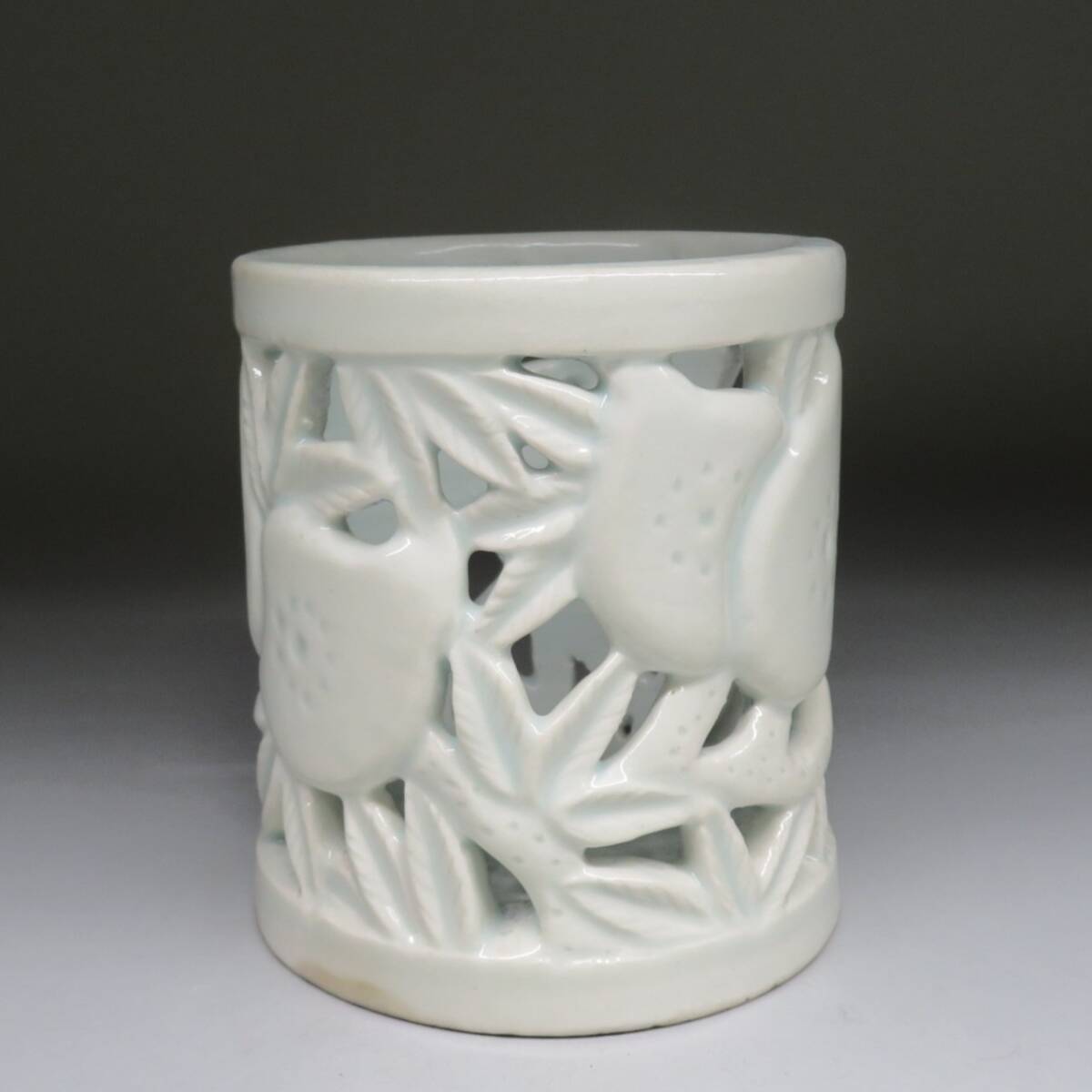 李朝/高麗 特集出品】李朝白磁透かし彫り桃紋筆筒 朝鮮古陶磁器/李朝