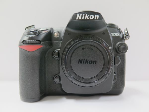 Nikon　デジタル一眼レフカメラ　D200　ボディー ● 44C73-18