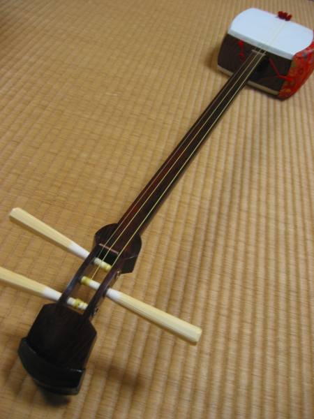 三味線 金ほぞ 紅木 虎斑入り 三つ折れ 胴は子持ち綾杉 象牙捻子