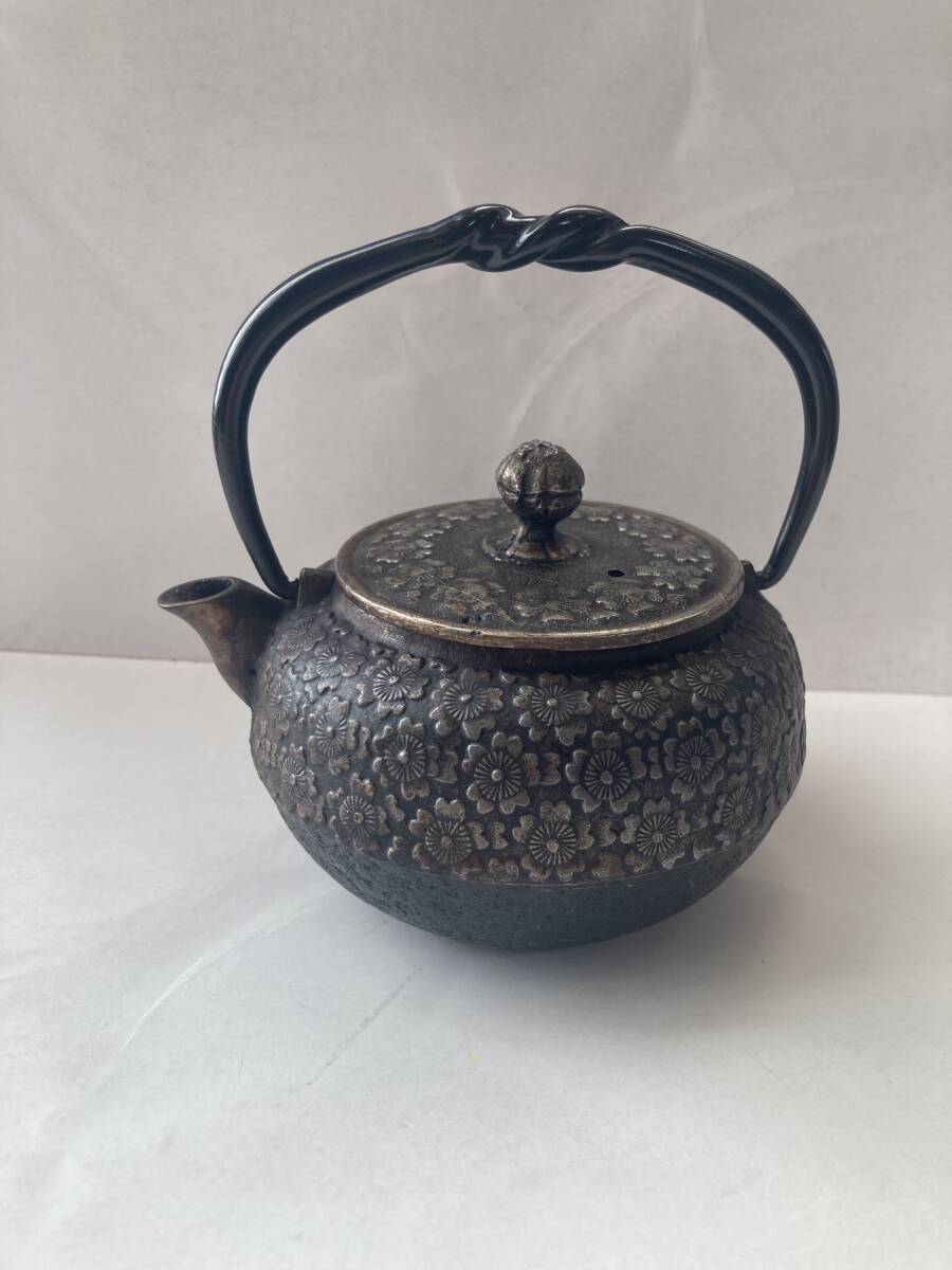 南部鉄器 岩鋳 清末 作 砂鉄 急須 茶道具 鉄瓶 南部砂鉄急須 岩鋳 清末作 桜尽 箱無し(鉄瓶)｜売買されたオークション