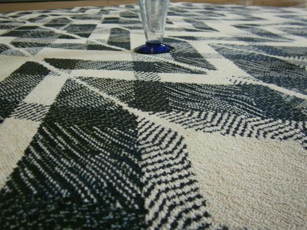 即決！スタイリッシュでお洒落な北欧風ラグ！１９５ｘ１９５ＮＶ