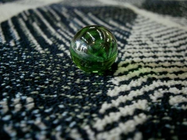 即決！スタイリッシュでお洒落な北欧風ラグ！１９５ｘ１９５ＮＶ