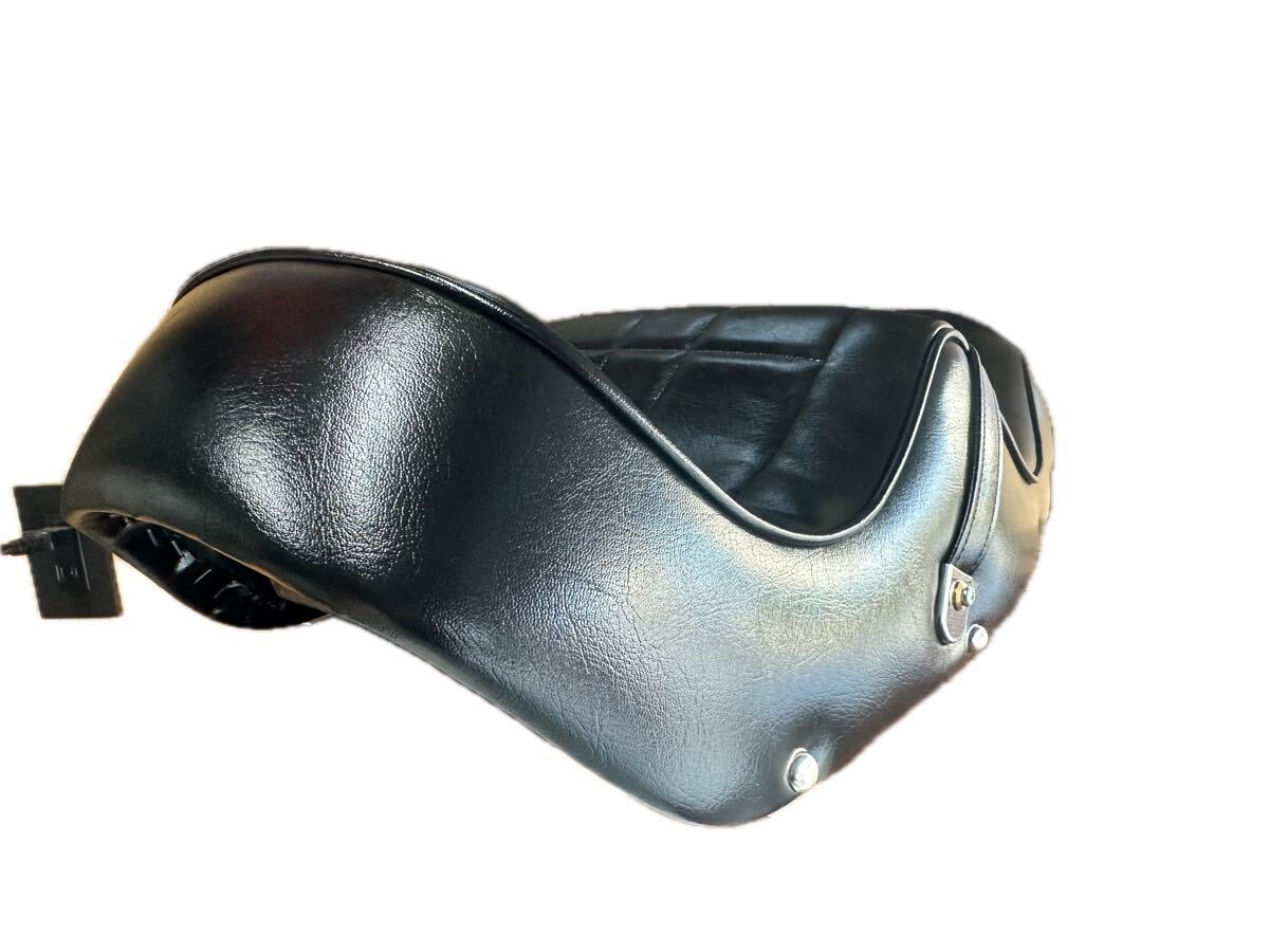 ゼファー750 猫背シート　Ｚパターン　艶ありブラック　鋲付き　真鍮ワッシャー　 カワグチ　 オオカワ　 タックロールシート　 レザー_6