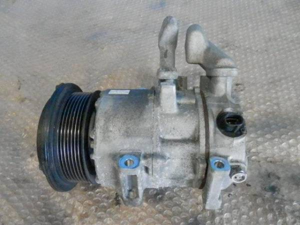 ヴォクシーAZR60Gクーラーコンプレッサー