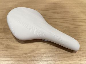 ■USED■GIANT ジャイアント ESCAPE RX エスケープ 純正サドル VELO VL-3165 クロスバイ