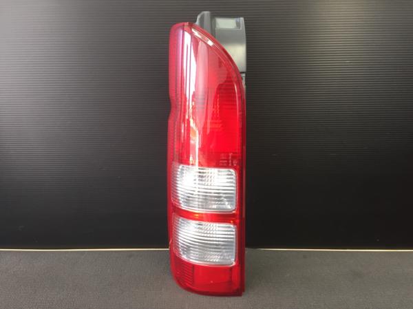 トヨタ ハイエース 200系 左テールランプ [KOITO 26-120]