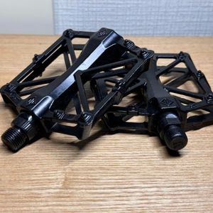 [新品]　アルミフラットペダル　X型広い両面踏みのペダル ブラック