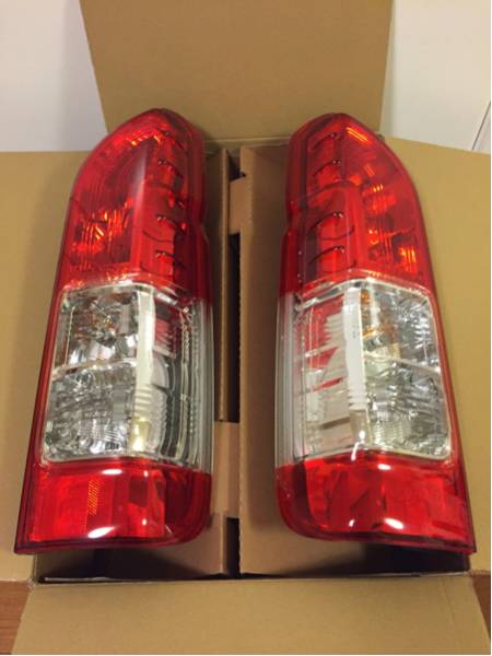 新車外し ハイエース ４型 純正テールランプ 左右セット