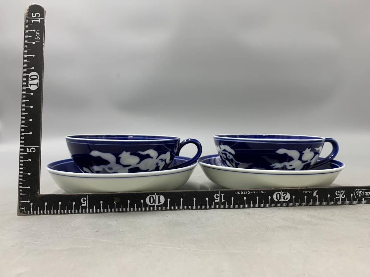 3＃H/02100 深川製磁 草花折枝白抜紋 明宣徳年製写 カップ＆ソーサー 2