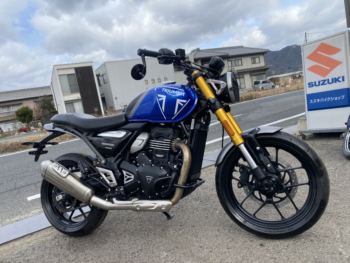 トライアンフ　シートカウル　3240058　中古品 トライアンフ シートカウル 3240058 中古品 スピードトリプル955i