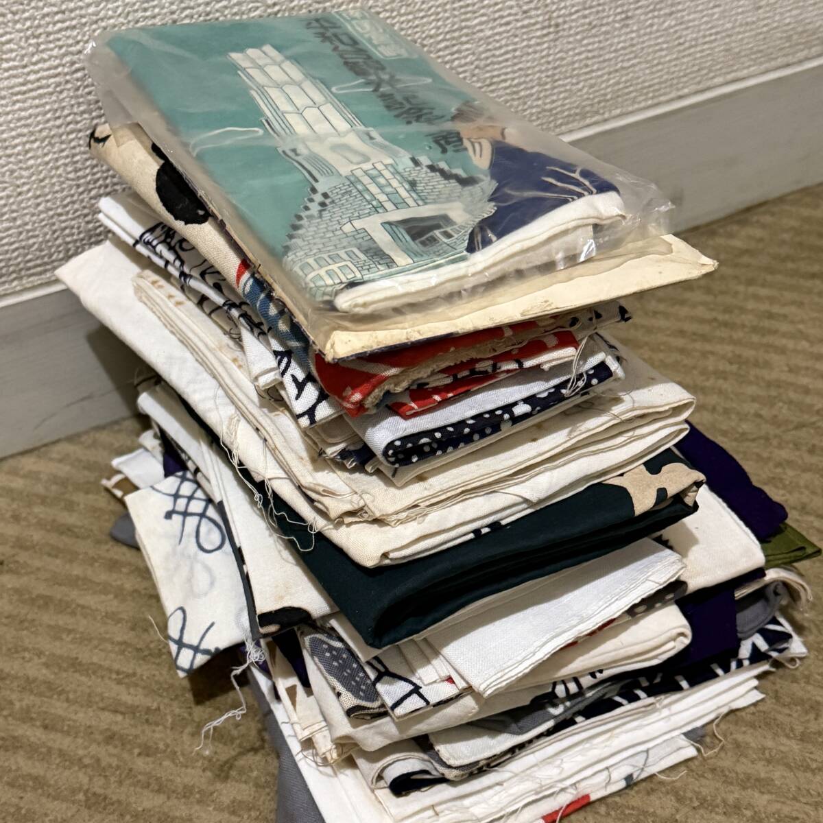 手ぬぐい 手拭い 生地 古布 粗品 昭和レトロ 長期保管品　83枚まとめ売り 昭和レトロ 手ぬぐい 手拭い 約40枚 セット ダブりあり レトロ