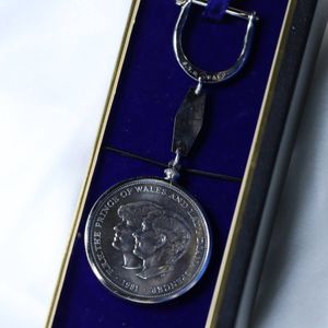チャールズ皇太子 ご成婚記念クラウン貨の値段と価格推移は？｜7件の