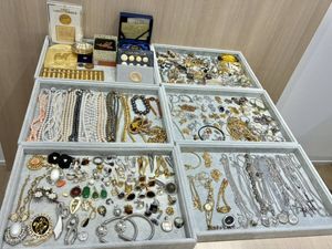 ブレスレット ディオールのYahoo!オークション(旧ヤフオク!)の相場