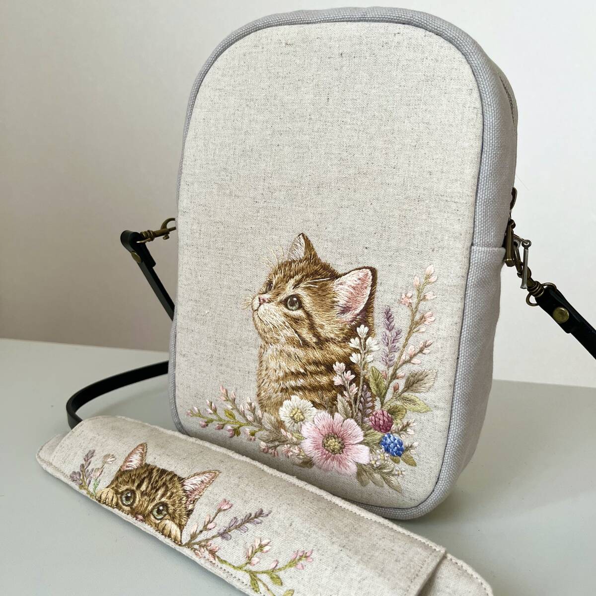 ハンドメイド 刺繍フレーム キジトラ猫とコスモス キジトラ猫の値段と価格推移は？｜7件の売買データからキジトラ猫の