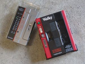 通電確認済 東芝 Walky KT-RS1 赤 カセットレコーダー チューナー付 KT-RS1の値段と価格推移は？｜12件の売買データからKT-RS1の価値が