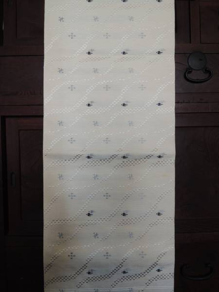 W6359■良品！博多帯　生成り色地市松と燕柄織り■