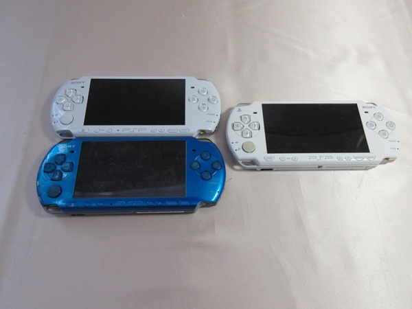 PSP 本体3台セット PSP-2000 PSP-3000×2台 ソフト2点 ☆