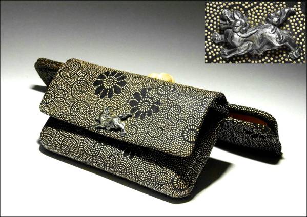 44■提げ物■金工獅子銀金具花唐草文　総印伝煙草入れ/煙管根付