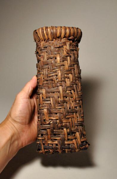 鉈籠【希少】掛花入 民芸品 骨董品 古道具 茶道 利休所持写 映える 鉈（なた）籠花入れ（掛け花入れ） 小林漆陶 骨董
