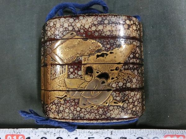 A20521 時代物 鮫皮地馬人物蒔絵 印籠 三段 内梨地 馬蒔絵印籠 【公式